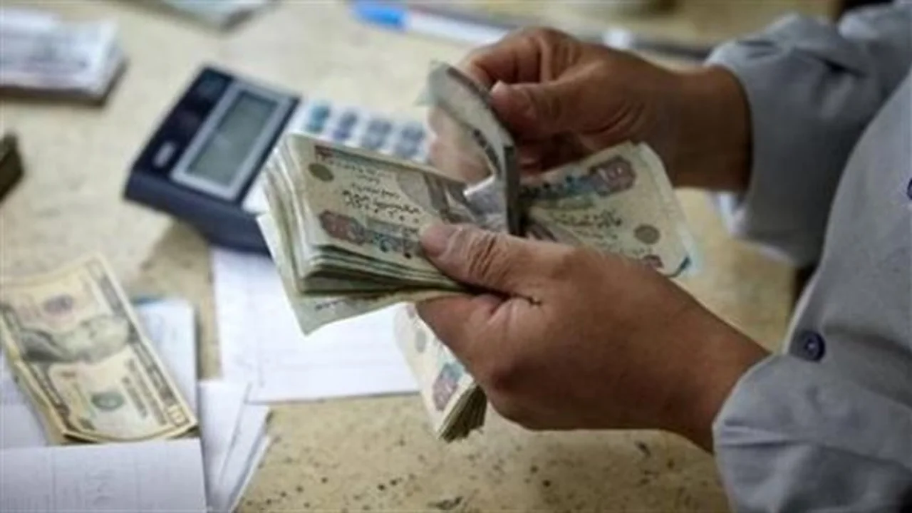 تبكير موعد الصرف.. أسباب تغيير توقيت نزول مرتبات يناير 2026 في الحسابات_